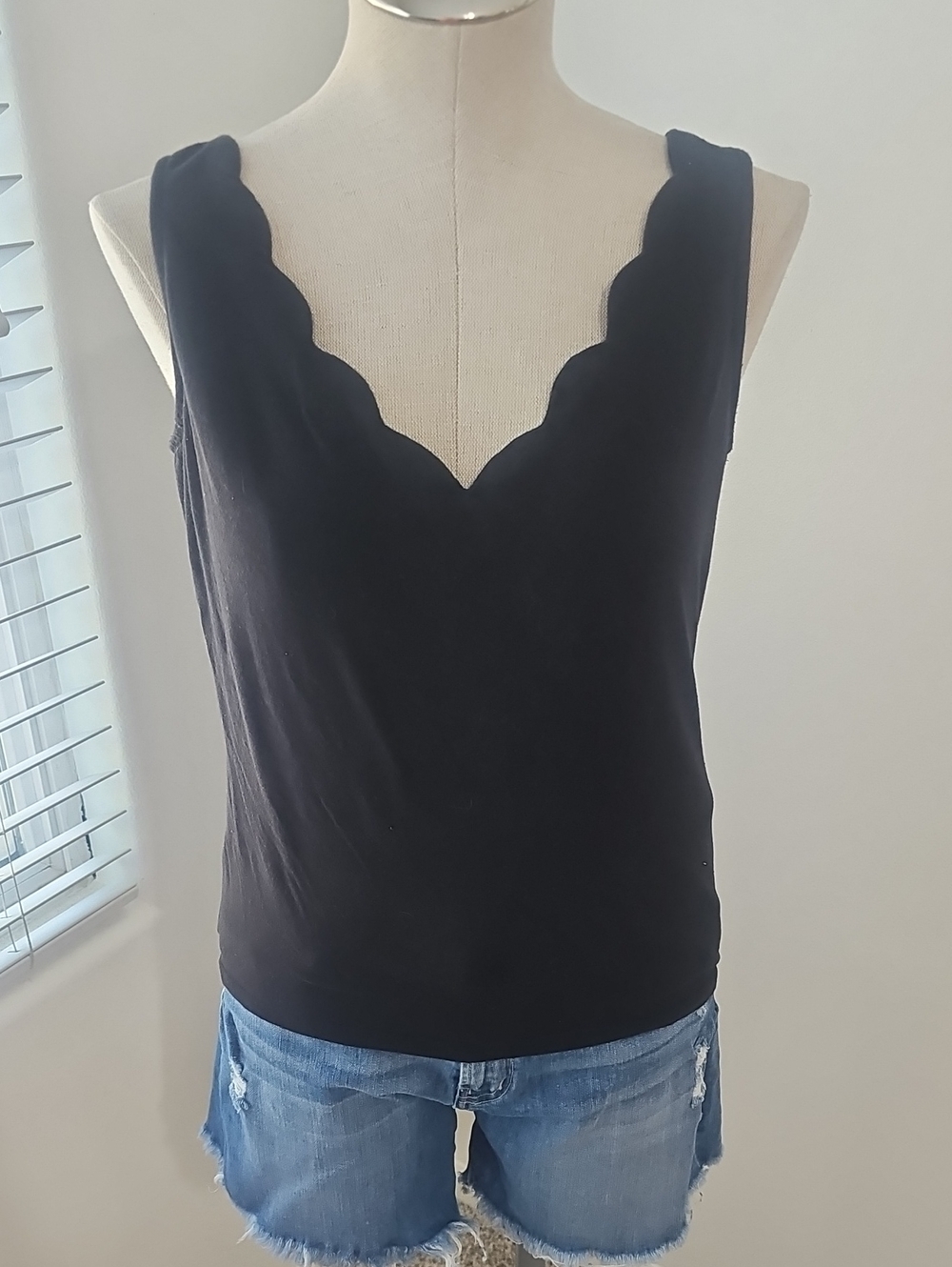 Black Scallop-Edge Sleeveless Top